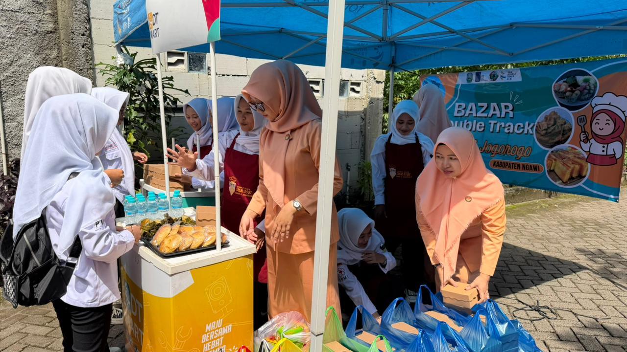 Berkah Ramadhan! Siswa Double Track SMAN 1 Jogorogo Berbagi Takjil & Sukses Bangun Usaha Kuliner